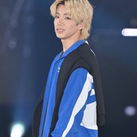 森愁斗、ブラックアイメイクでクールに 不意打ち微笑みに視線集中<GirlsAward 2023 A/W> 画像