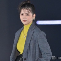 渡邉理佐、マスタードカラーが秋っぽい 韓国発・カチモリヘアでクールに<GirlsAward 2023 A/W> 画像
