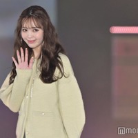 藤田ニコル、ニット×ミニ丈スカートの“王道冬コーデ”でキュートにランウェイ<GirlsAward 2023 A/W> 画像