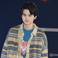 鈴鹿央士、ランウェイ登場直後から歓声の嵐 柄×柄の個性派スタイルも着こなし<GirlsAward 2023 A/W> 画像