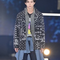 鈴木仁、唯一無二のオーラ光る 抜群スタイルに視線集中<GirlsAward 2023 A/W> 画像