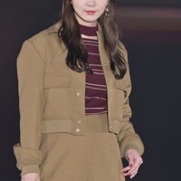 日向坂46加藤史帆、ミニ丈で美スタイル際立つ 秋カラーがお似合い<GirlsAward 2023 A/W> 画像