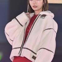 日向坂46高本彩花、スリット入りワンピでスラリ脚チラ見せ アクセ揺れる華やかランウェイ<GirlsAward 2023 A/W> 画像