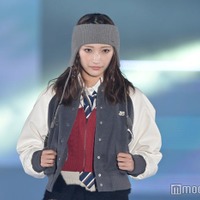 Girls2小川桜花、ヘアバンド姿がクール シースルーソックスでスラリ美脚際立つ<GirlsAward 2023 A/W> 画像
