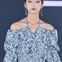 若月佑美、美デコルテ大胆披露 クールなドレススタイル<GirlsAward 2023 A/W> 画像
