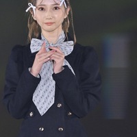 ≠ME谷崎早耶、個性派リボンヘアが可愛い “あざと可愛い”仕草で観客虜に<GirlsAward 2023 A/W> 画像