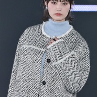 鶴嶋乃愛、セットアップで美脚チラリ しっかりメイクで大人っぽい雰囲気に<GirlsAward 2023 A/W> 画像