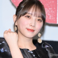 乃木坂46与田祐希、ミニ丈ワンピで美脚披露 独特な差し入れチョイスでツッコまれる<OUT> 画像