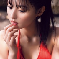 乃木坂46遠藤さくら、赤水着&ポニーテール姿でアンニュイな表情 1st写真集先行カット第13弾解禁<可憐> 画像