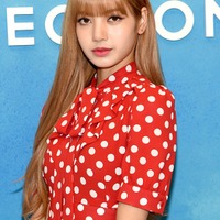 BLACKPINKリサ、ランジェリー衣装で堂々パフォーマンス「クレイジーホース」ステージ写真初公開 画像