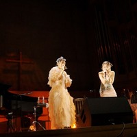 荒井麻珠&SERINA、6年半ぶりステージで涙の再会「初めてのステージは麻珠とがいい」「絶対に繋がっている存在」絆確かめ合う<「2周年記念Special Live」モデルプレス独占レポート> 画像