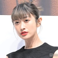 山田優、夫・小栗旬と“お揃い”金髪から青髪にイメチェン「似合ってる」「真似したい」の声 画像