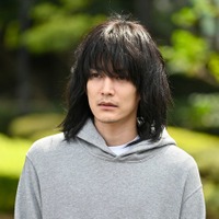 渡邊圭祐、平手友梨奈の同級生役で「うちの弁護士は手がかかる」出演 ボサボサ頭の無精ひげ姿に 画像
