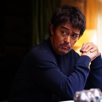 <すべて忘れてしまうから 第1話>M(阿部寛)、彼女F(尾野真千子)が突然失踪 日常に変化訪れる 画像