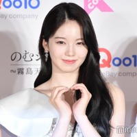 NiziUアヤカ、美ウエスト輝く制服姿公開「美しすぎる」と反響 画像