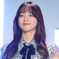 森香澄、上着はだけたSEXYショット ほっそり二の腕も披露「可愛すぎる」「眼福」の声 画像