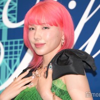 仲里依紗、網タイツで美脚チラリ ド派手“参戦服”に注目集まる 画像