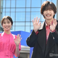 広瀬アリス&なにわ男子・道枝駿佑ら、華やかピンクコーデでブルーカーペットに登場「みっちー!」の大歓声<マイ・セカンド・アオハル> 画像