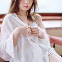 星乃夢奈、タンクトップ姿で胸元チラリ 画像