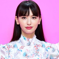 鈴木えみ、10歳の誕生日迎えた長女との家族ショット公開「モデルみたい」抜群スタイルに注目集まる 画像
