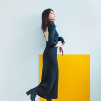 本田翼、美背中ざっくりニットワンピ姿 “オンナっぽさ”最大限に 画像