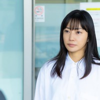 <ゆりあ先生の赤い糸 第1話> ゆりあ(菅野美穂)、緊急搬送された旦那の彼氏・稟久(鈴鹿央士)発覚 激動の一途をたどる人生へ 画像