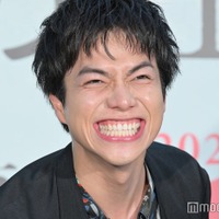 重岡大毅、WEST.改名後初の公の場 人々集う街頭ビジョン登場で中条あやみから「重岡さんの歯くらい多いよ」<ある閉ざされた雪の山荘で> 画像