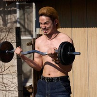水上恒司、鍛え上げられた肉体美披露 ジム通いで体作り<OUT> 画像