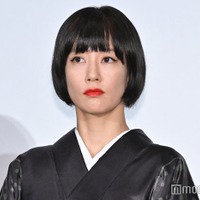 水川あさみ、黒ボブ×赤リップで妖艶な魅力 “一切セリフがない”役柄に「新しかった」<唄う六人の女> 画像