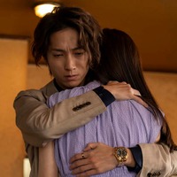 「単身花日」SixTONES田中樹、新木優子を引き寄せハグ 謎キャラ・WEST.重岡大毅とのシャワーシーンの対比にも注目「斬新すぎる」 画像