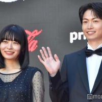 莉子&綱啓永、満面の笑顔で手振り ブラックスタイルでレッドカーペット登場<第36回東京国際映画祭> 画像