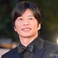 田中圭、ブラックスーツ姿で登場 笑顔輝くレッドカーペット<第36回東京国際映画祭> 画像