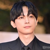 吉沢亮、ブラックスーツで微笑み クールにレッドカーペット闊歩<第36回東京国際映画祭> 画像