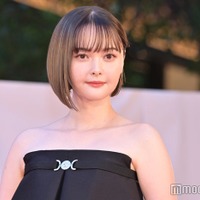 玉城ティナ、美デコルテ&美脚際立つタイトドレス姿 華やかオーラで魅了<第36回東京国際映画祭> 画像