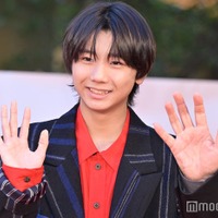 Go!Go!kids羽村仁成、笑顔でレッドカーペット闊歩「ゴールド・ボーイ」共演者と登場<第36回東京国際映画祭> 画像