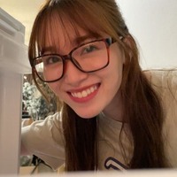 櫻坂46守屋麗奈「まるでプライベート流出動画」バスガイド・ショートカット…4変化で“男子の妄想”演じる 画像