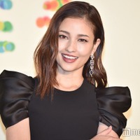 黒木メイサ、お腹チラリの“スーパーリラックス”姿を公開「自然体で素敵」「惚れる」の声 画像