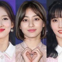 TWICEジヒョ・モモ・ナヨン、美デコルテ&腹筋際立つ大胆肌見せ密着ショット「美しすぎる」「スタイル抜群」と絶賛の声 画像