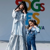景井ひな、キッズクリエイター望蘭と“お揃いポーズ”で仲良しランウェイ<SDGs FES in EDOGAWA> 画像