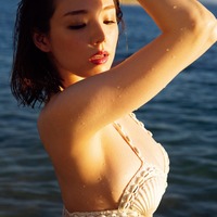 篠崎愛、大人の色気漂う濡れビキニ姿で魅了 画像