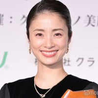 上戸彩、ほっそり美脚際立つ 6月に第3子出産で「子どもを寝かすときに…」 画像