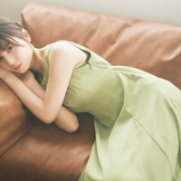 日向坂46小坂菜緒、ノースリーブワンピで美肌際立つ 卒業の潮紗理菜への想いも語る 画像