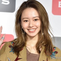 山本舞香、スラリ美脚際立つ キャミソールドレスで大胆肌見せ 画像