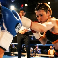 三吉彩花、壮絶アクションシーンで「初めての感覚」本気の肉体改造で鍛えた美腹筋披露<ナックルガール> 画像