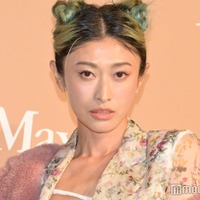 山田優、透け感インナー×テディベアコートで抜群の存在感 前田敦子らも登場 画像