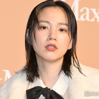 のん、エレガントスタイルで登場「強くて上品なかっこいいファッションを楽しみたい」 画像