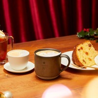 スタバ「ロースタリー 東京」のホリデー、「メリー クリーム クラフトキャラメル ラテ」初登場 ステンドグラス風ツリーが空間を華々しく演出 画像