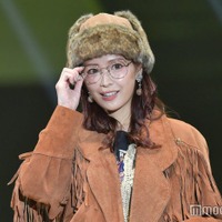 元まねきケチャ深瀬美桜、ミニスカから美脚披露 細ぶちメガネがお似合い<札幌コレクション 2023 A/W> 画像