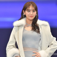 貴島明日香、胸元チラ見せ SEXYニットワンピ姿<札幌コレクション 2023 A/W> 画像