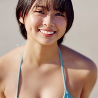 “話題のショートカット美女”桑島海空、ビキニ姿で美バスト披露「週刊FLASH」初登場で初表紙飾る 画像